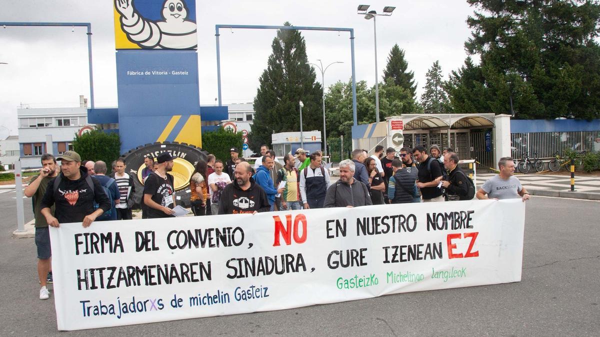 En imágenes: Concentración de los trabajadores de Michelin