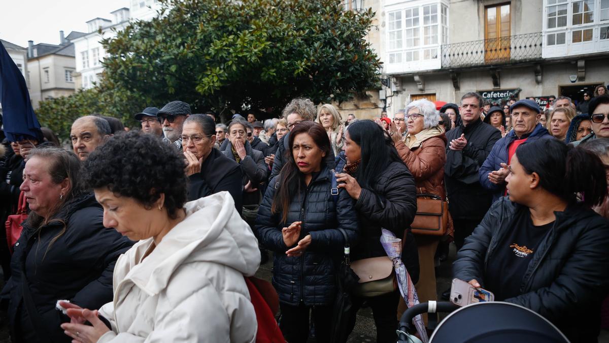 Varias personas durante un minuto de silencio por el asesinato machista de Rejane frente al Concello de Viveiro