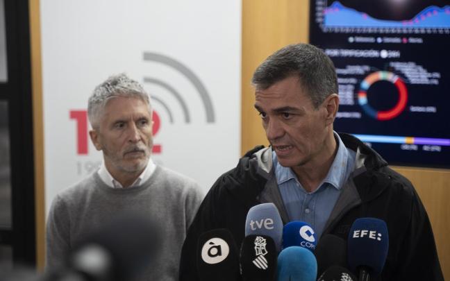 Pedro Sánchez y el ministro del Interior, Fernando Grande-Marlaska, durante su visita al centro del 112, 3 de noviembre de 2024.