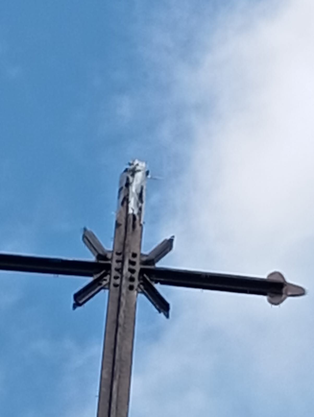 Imagen del daño que presenta la parte más alta de la Cruz de Gorbeia