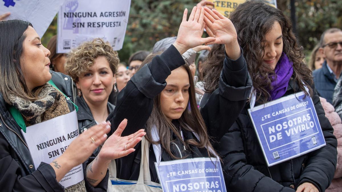 Las feministas gritaron ayer en Logroño ‘Basta ya’.