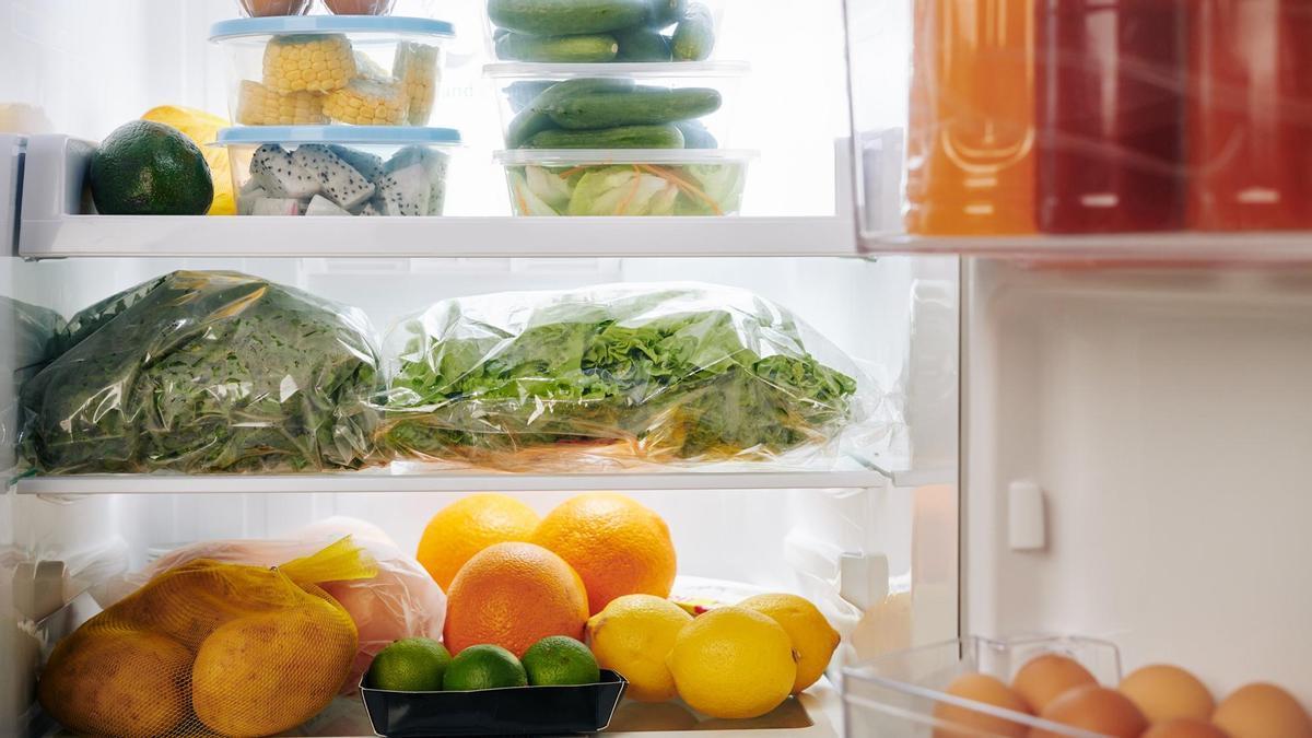 Alimentos frescos en el interior de un frigorífico.