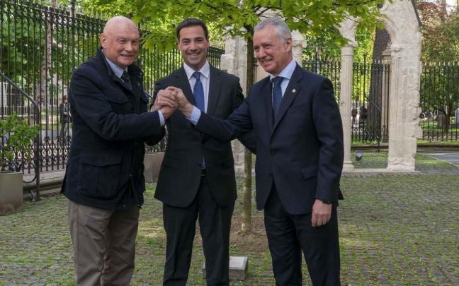 Imanol Pradales, candidato del PNV a lehendakari, recibió la adhesión de Juan José Ibarretxe e Iñigo Urkullu bajo las ramas del retoño del árbol de Gernika en Gasteiz