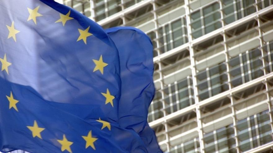 Bandera de la Unión Europea frente a la sede de la Comisión Europea.
