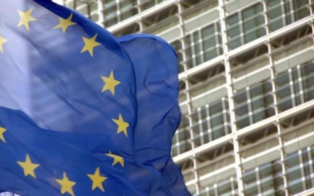 Bandera de la Unión Europea frente a la sede de la Comisión Europea.