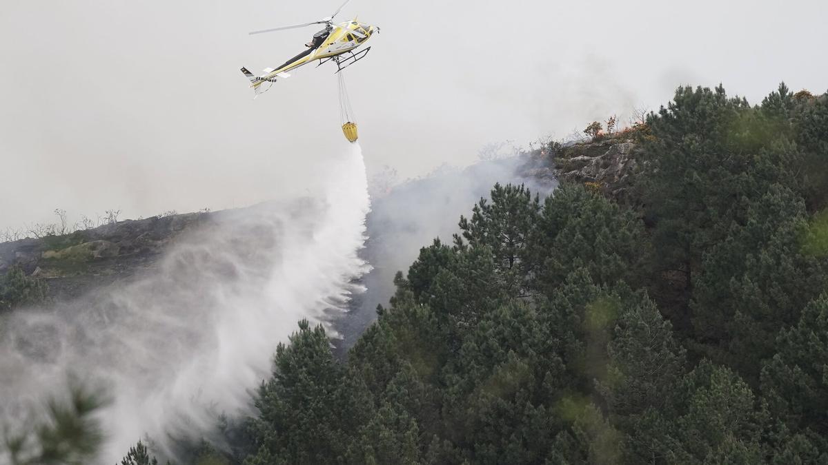 Un helicóptero trata de apagar el incendio ocurrido el pasado mes de marzo en el monte Jaizkibel (Gipuzkoa).