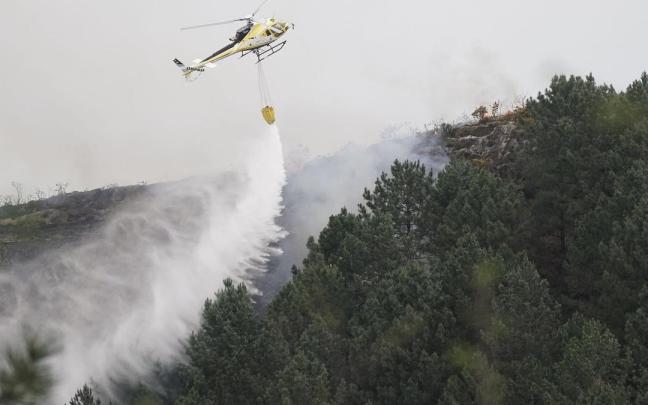 Un helicóptero trata de apagar el incendio ocurrido el pasado mes de marzo en el monte Jaizkibel (Gipuzkoa).