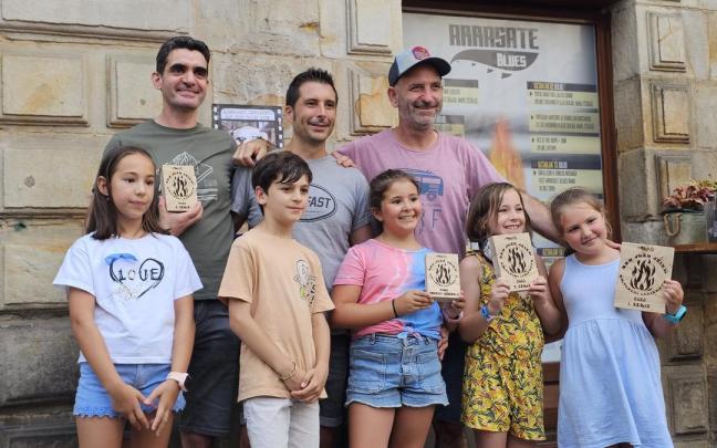 Acto de entrega de los premios que tuvo lugar en el bar Kajoi. / ArtGazki. Acto de entrega de los premios que tuvo lugar en el bar Kajoi.