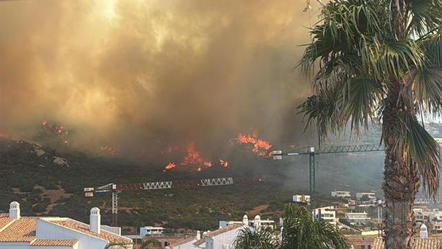 Imagen del incendio declarado cerca de la urbanización Atlanterra, en Tarifa