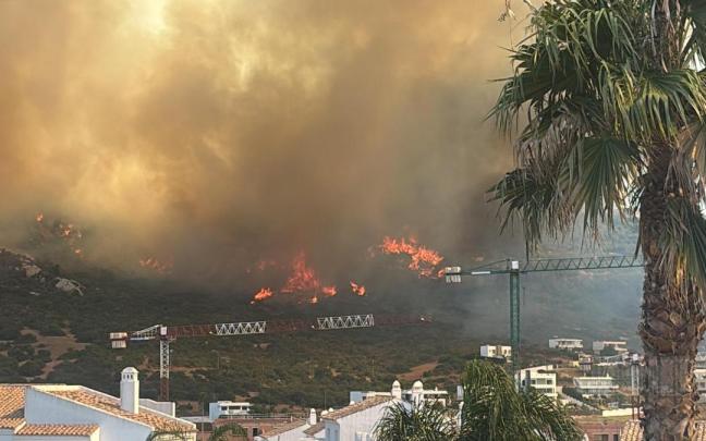 Imagen del incendio declarado cerca de la urbanización Atlanterra, en Tarifa