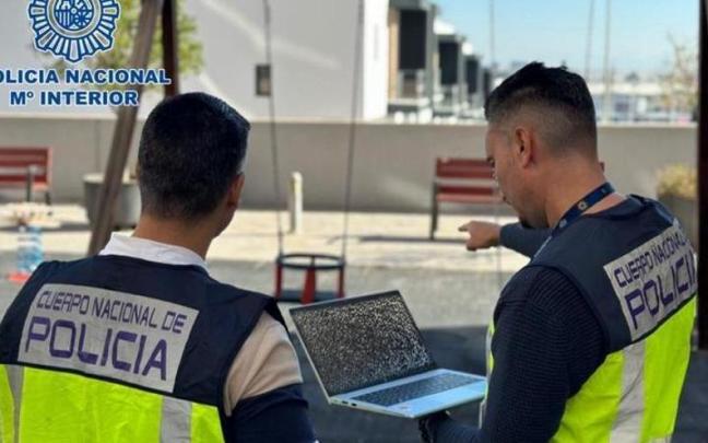 Agentes comprueban los escenarios de los vídeos grabados por el detenido. Agentes comprueban los escenarios de los vídeos grabados por el detenido.
