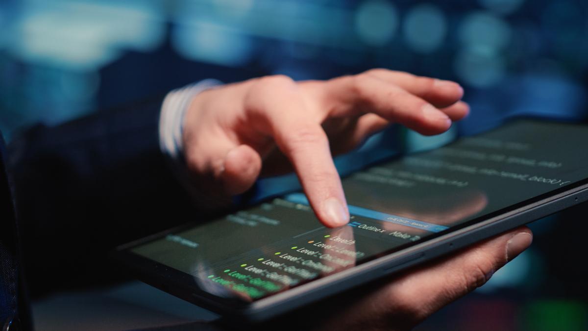 El BCE pide acelerar la gestión de vulnerabilidades; mejorar la monitorización, la detección y las capacidades defensivas basadas en IA; y verificar que la gestión de riesgos de terceros sea adecuada en la situación actual.