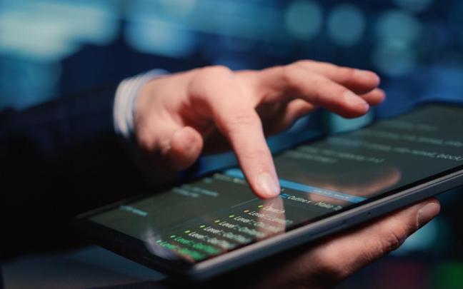 El BCE pide acelerar la gestión de vulnerabilidades; mejorar la monitorización, la detección y las capacidades defensivas basadas en IA; y verificar que la gestión de riesgos de terceros sea adecuada en la situación actual.