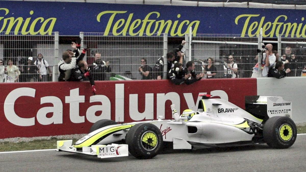 Button saludando a los mecánicos tras vencer en el Gran Premio de España de Fórmula Uno