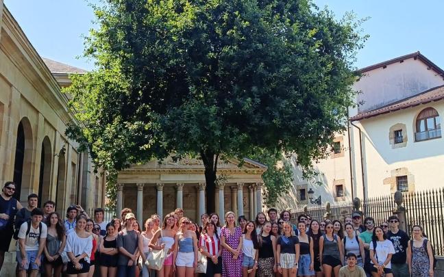 El grupo ha posado bajo el histórico Árbol de Gernika