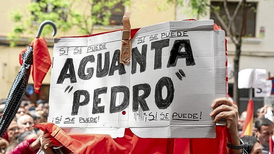 Entusiastas de Sánchez pidiendo a su líder que no se vaya. | FOTO: E.P.