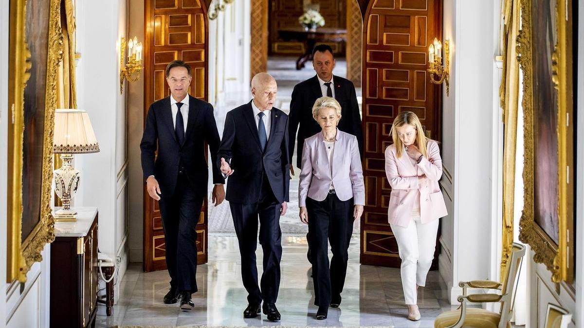 El primer ministro neerlandés, Mark Rutte; el presidente tunecino, Kais Saied; la presidenta de la CE, Ursula von der Leyen; y la primera ministra italiana, Giorgia Meloni.