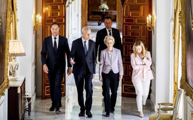 El primer ministro neerlandés, Mark Rutte; el presidente tunecino, Kais Saied; la presidenta de la CE, Ursula von der Leyen; y la primera ministra italiana, Giorgia Meloni. El primer ministro neerlandés, Mark Rutte; el presidente tunecino, Kais Saied; la presidenta de la CE, Ursula von der Leyen; y la primera ministra italiana, Giorgia Meloni.