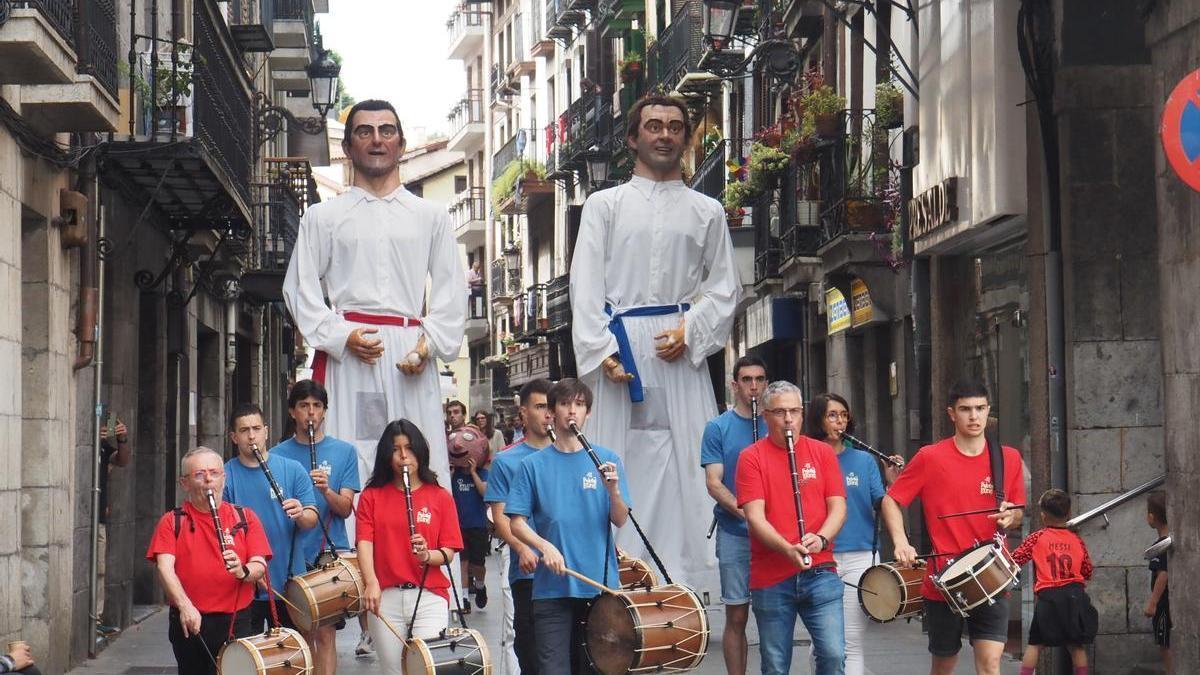 Las fiestas de Andra Mari serán testigo de la presentación del gigante que representará a una mujer pelotari, que ocupará el lugar de la figura masculina que desfilaba con el 'gerriko' azul.