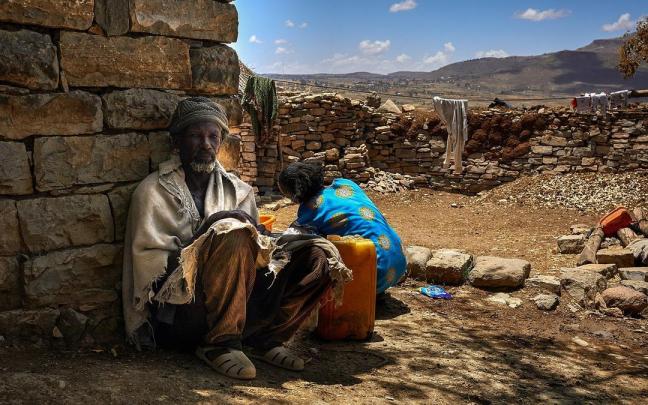 Una familia etíope coge agua de un pozo en Tigray. Una familia etíope coge agua de un pozo en Tigray.