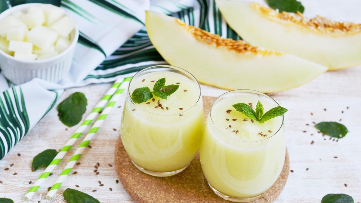 Dos vasos de batido de melón.