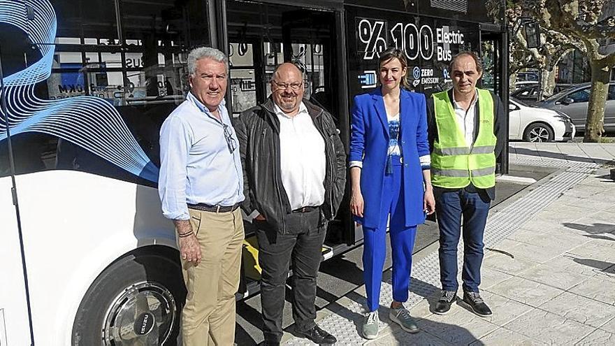 La alcaldesa y el edil Víctor Fuentes con representantes de Avanza, junto al autobús eléctrico.