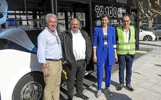 La alcaldesa y el edil Víctor Fuentes con representantes de Avanza, junto al autobús eléctrico. La alcaldesa y el edil Víctor Fuentes con representantes de Avanza, junto al autobús eléctrico.