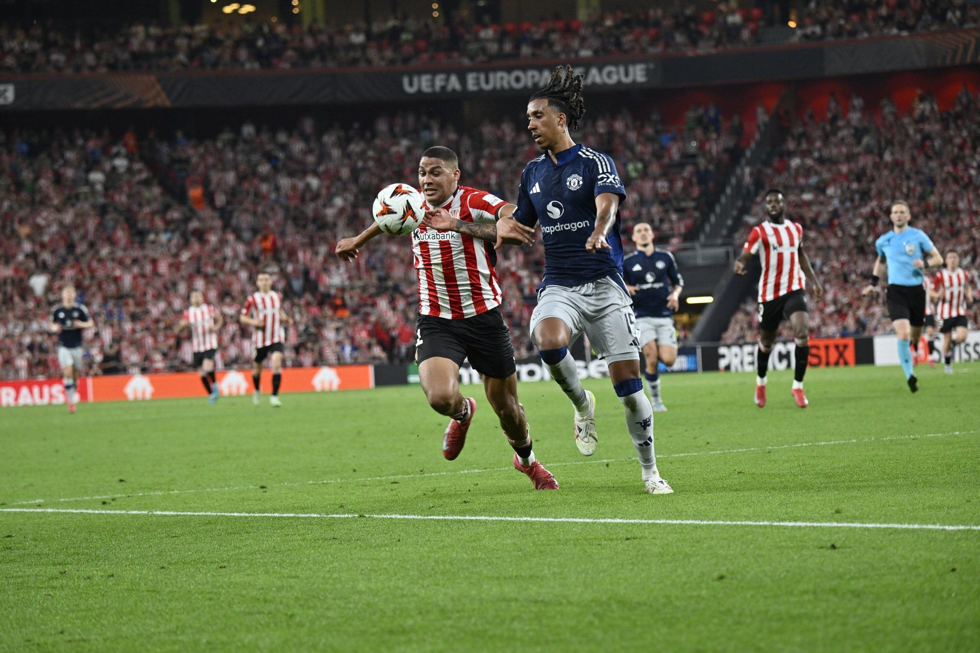 Maroan disputando un balón con Leny Yoro en el encuentro de ida. Foto: OSKAR GONZALEZ