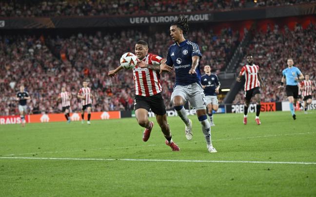 Maroan disputando un balón con Leny Yoro en el encuentro de ida. Foto: OSKAR GONZALEZ