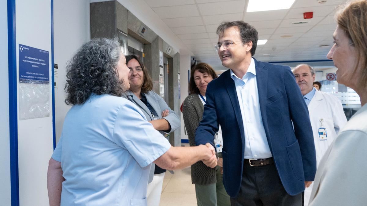 El consejero en su primera comparecencia pública en el ambulatorio de Repélega El consejero en su primera comparecencia pública en el ambulatorio de Repélega
