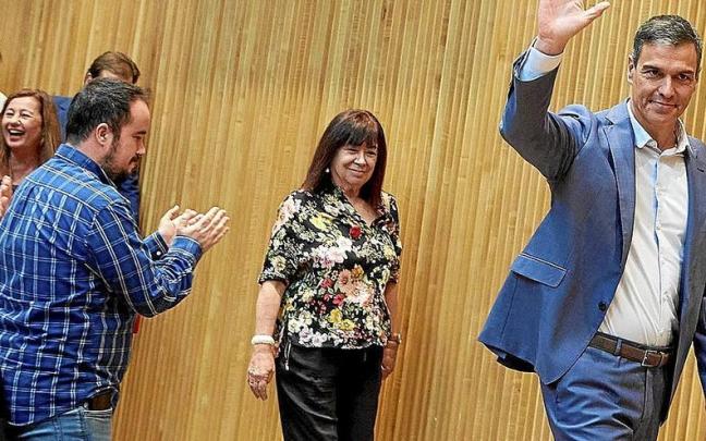 Pedro Sánchez, junto a Cristina Narbona, en la reunión de diputados y senadores del PSOE.