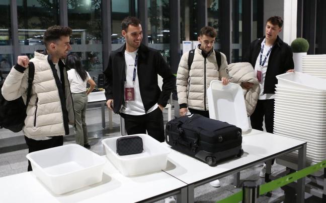 El Chimy Ávila se duele en el banquillo. / JAVIER BERGASA