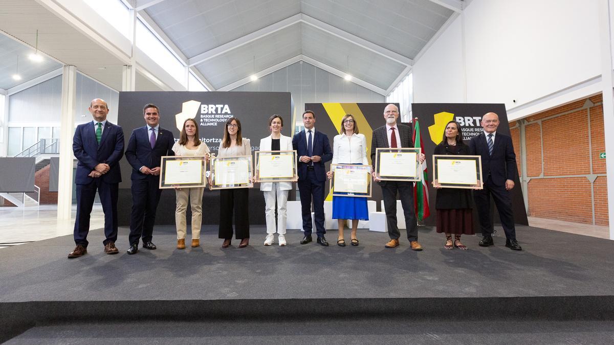 Representantes institucionales, con el lehendakari a la cabeza, de BRTA, y las personas premiadas por su labor investigadora en el acto celebrado en Barakaldo.
