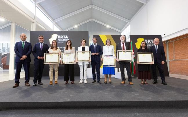 Representantes institucionales, con el lehendakari a la cabeza, de BRTA, y las personas premiadas por su labor investigadora en el acto celebrado en Barakaldo.