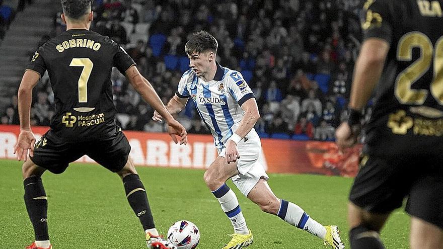 Kieran Tierney conduce el balón, en el partido ante el Cádiz. / RUBEN PLAZA