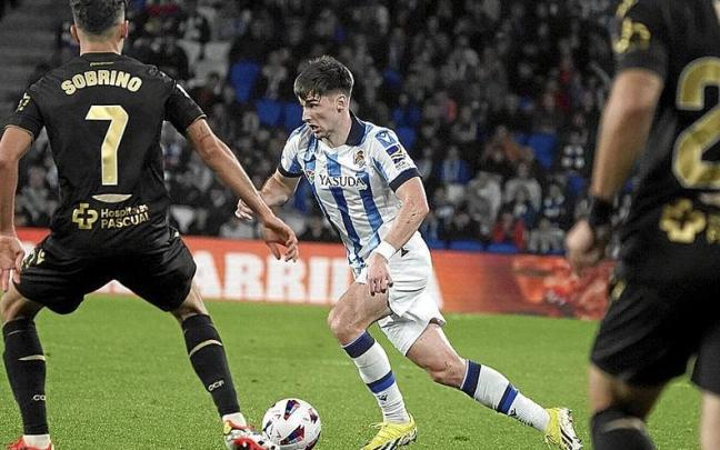 Kieran Tierney conduce el balón, en el partido ante el Cádiz. / RUBEN PLAZA