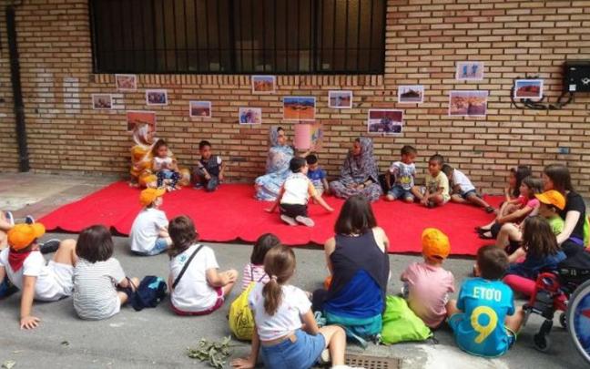 Una de las narraciones celebradas dentro de la iniciativa 'Cuentos del mundo a Arrasate'. / A.U. Una de las narraciones celebradas dentro de la iniciativa 'Cuentos del mundo a Arrasate'.