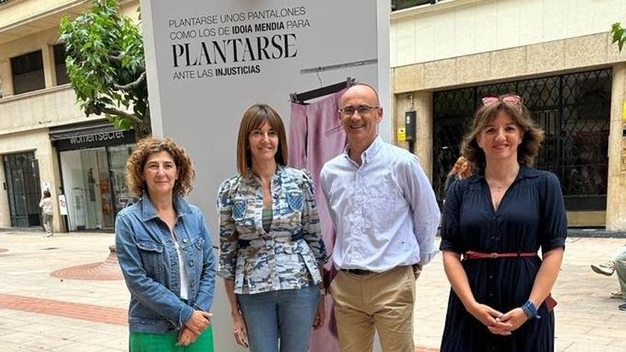 Idoia Mendia en la presentación de la exposición itinerante de ropa cedida a Koopera.