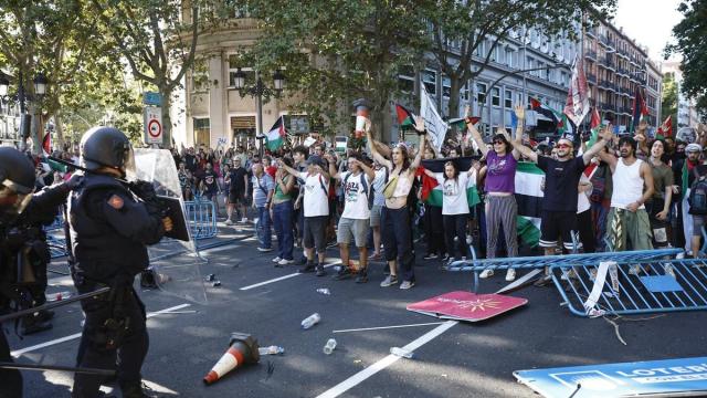 Los manifestantes propalestinos cortan el recorrido de los ciclistas en el Paseo del Prado de Madrid durante la última etapa de la Vuelta a España.