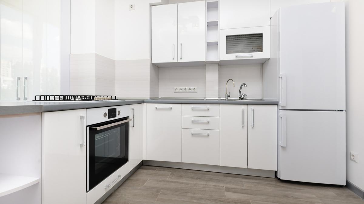 Cocina con un armario de dos puertas colocado bajo el fregadero.