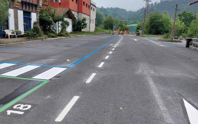 Operarios ultiman el pintado de la zona de estacionamiento de autocaravanas.