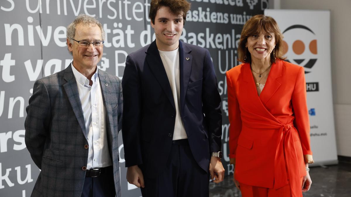 Joxerramon Bengoetxea y Eva Ferreira en el debate organizado la semana pasada por el Consejo de Estudiantes.