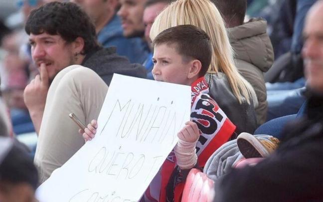Jon Navarro pide a Muniain su camiseta durante el entrenamiento a puerta abierta en Lezama
