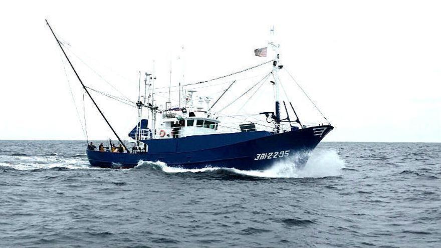 Un barco durante la pesca de bonito del norte.