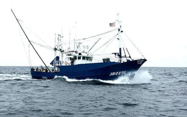 Un barco durante la pesca de bonito del norte.