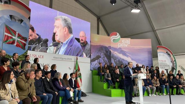 En imágenes: El PNV celebra el Aberri Eguna en la Plaza Nueva de Bilbao / Miguel Acera En imágenes: El PNV celebra el Aberri Eguna en la Plaza Nueva de Bilbao