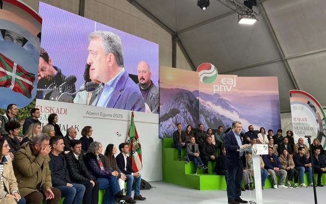 En imágenes: El PNV celebra el Aberri Eguna en la Plaza Nueva de Bilbao
