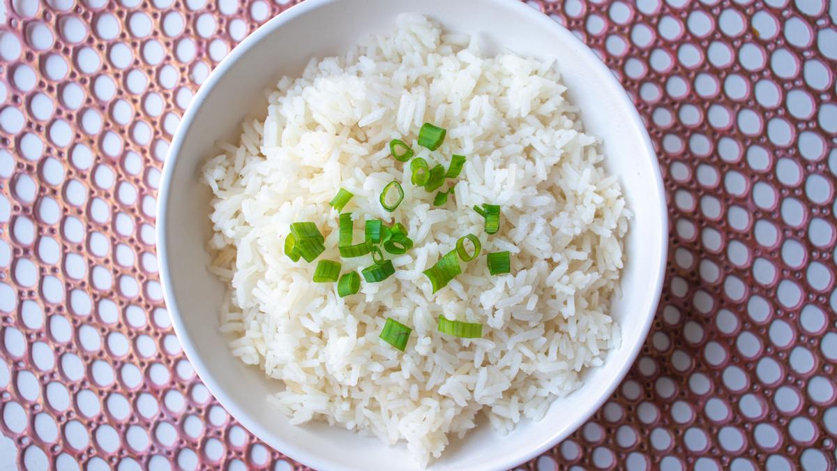 Plato de arroz blanco.