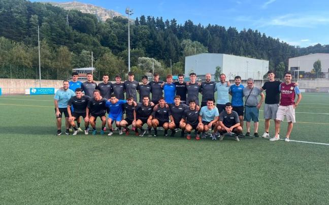 Foto de familia del primer equipo esta semana en el campo de Ibarra.