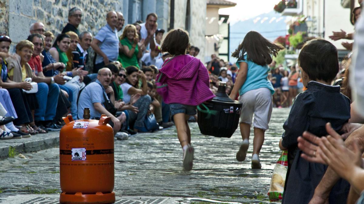 La tradicional carrera de bombonas y garrafón en Goienkale